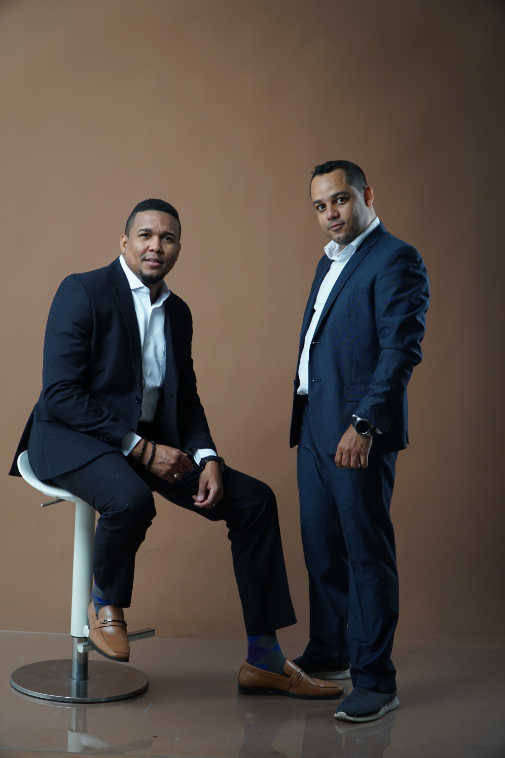 Dos integrantes del equipo de Resivia en un retrato profesional.